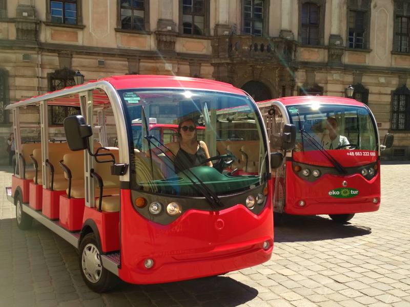 turystyczne pojazdy elektryczne czerwone autobusiki muzeum antropologi przewodnicy po wroclawiu