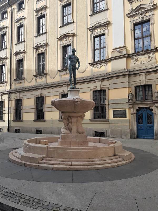 szermierz fontanna szermierza uniwesytet wroclawski